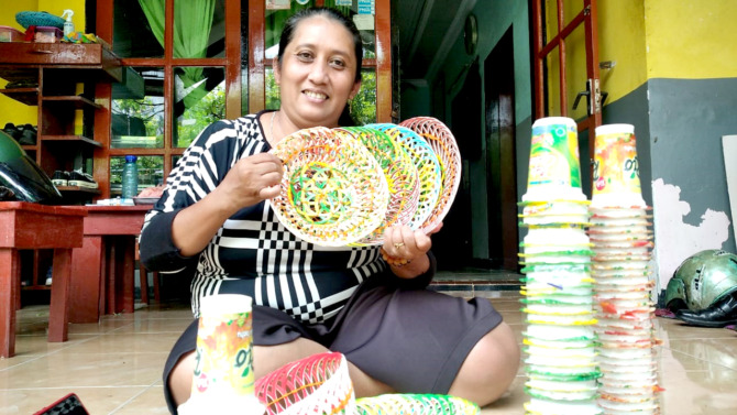 KREATIF: Nunung Djuaria, aktivis gereja yang memanfaatkan limbah gelas plastik bekas minuman menjadi barang bermanfaat.