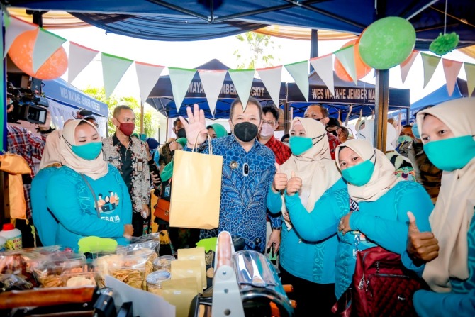 BANGGA AKAN PRODUK JEMBER: Bupati Jember Hendy Siswanto saat meninjau produk-produk kreasi UMKM dari ibu-ibu TP PKK Kabupaten Jember yang ditampilkan dalam ajang pameran, beberapa waktu lalu.