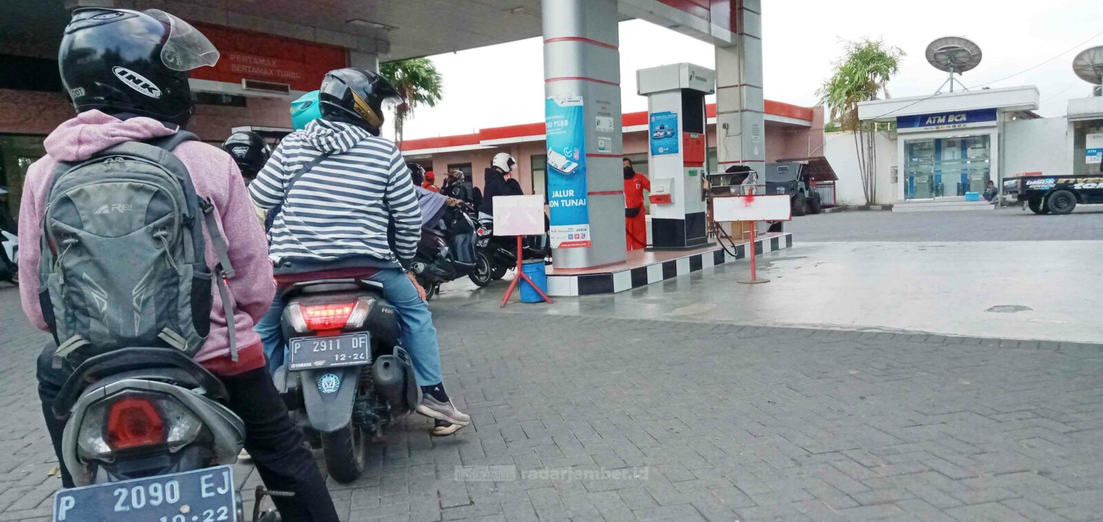 MULAI MENGULAR: Sejumlah warga sedang mengantre di salah satu SPBU di Bondowoso. Mereka mulai mengeluhkan kelangkaan BBM jenis pertalite di pasaran.