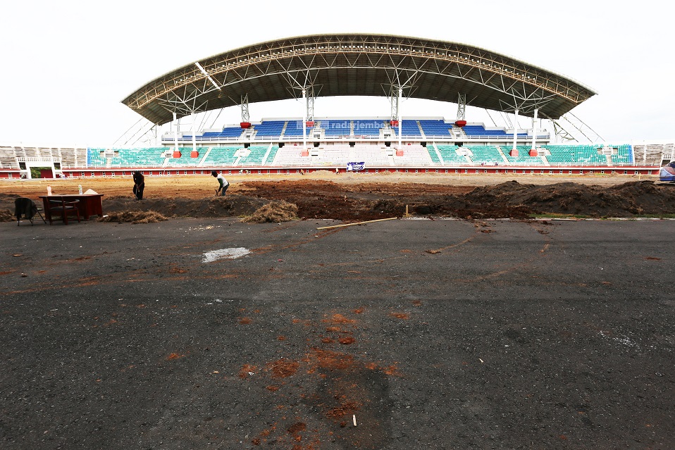 DIPUGAR: Lapangan utama Jember Sport Garden kini tengah direnovasi. Stadion yang bakal menjadi venue Persid di Grup J Liga III tersebut diharapkan bisa cepat selesai.