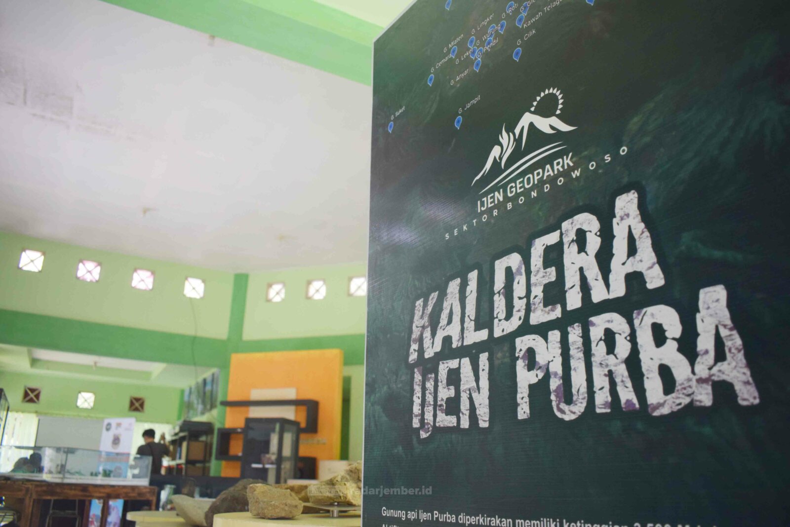 BISA BELI SUVENIR: Showroom produk unggulan Bondowoso yang berada di alun-alun kota kini menjadi pusat informasi Ijen Geopark dan menjual beberapa produk khasnya.
