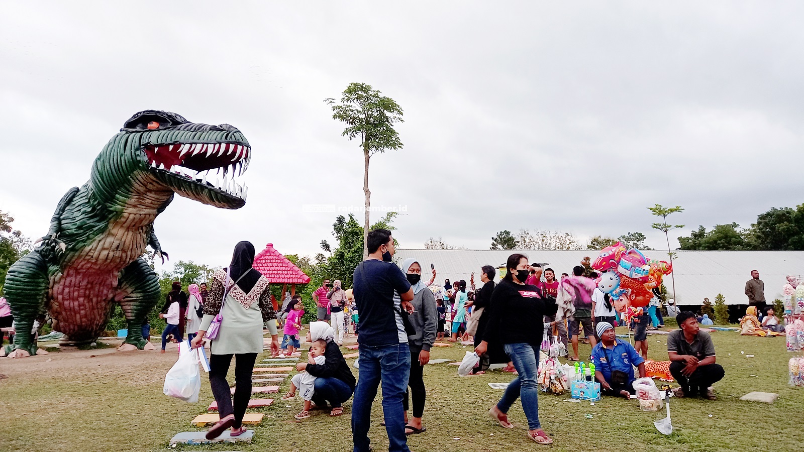 RAMAI: Kawasan wisata edukasi pengelolaan sampah di TPA Pakusari kini mulia dipadati pengunjung dari berbagai daerah. Sebelum ini, tempat tersebut sangat sepi, terutama pada masa PPKM level 4 dan 3.