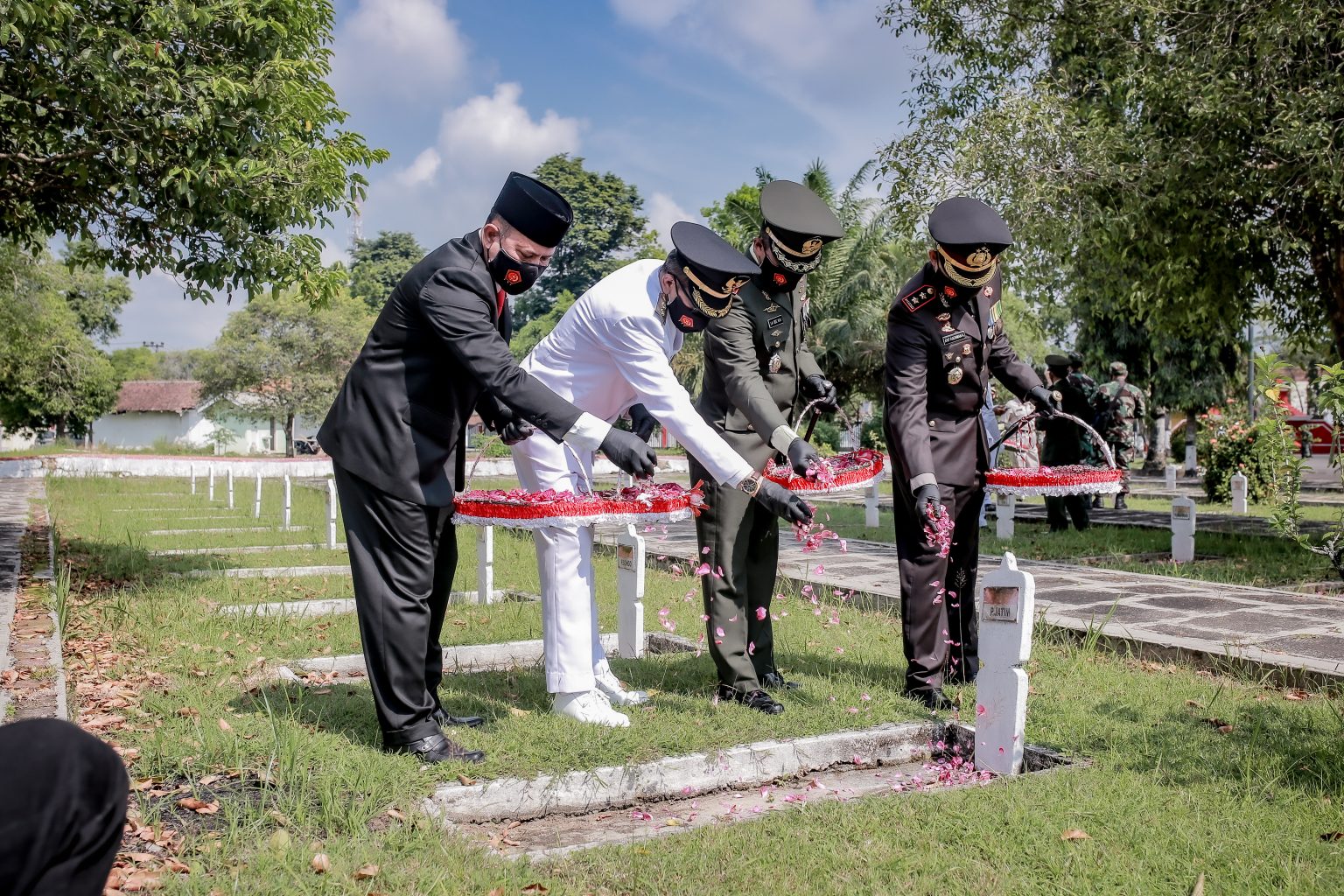 JAS MERAH: Wakil Bupati Jember MB Firjaun Barlaman beserta jajaran Forum Komunikasi Pimpinan Daerah (Forkopimda) Kabupaten Jember saat menggelar tabur bunga di Taman Makam Pahlawan (TMP) Kecamatan Patrang, kemarin (4/10) pagi.