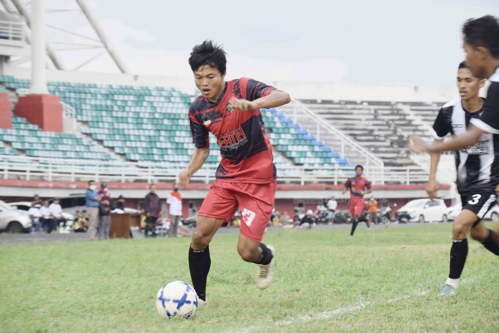WASPADAI LAWAN: Penggawa Persebo Muda Bondowoso harus lebih siap menghadapi empat pertandingan penting di babak penyisihan grup Liga 3 yang akan berlangsung November mendatang. Mereka sudah siap dengan 25 pemain yang ada.
