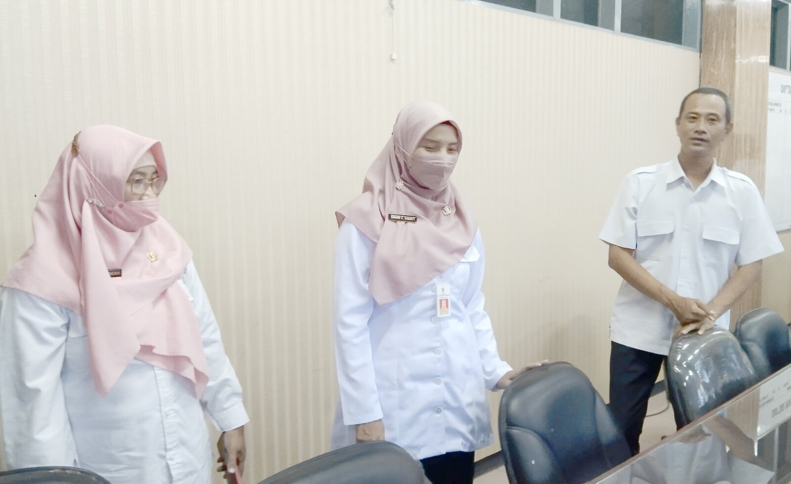 RAPAT: Kepala Dispendukcapil Jember Isnaini Dwi Susanti (tengah) ditemui staf DPRD sebelum melakukan audiensi di DPRD Jember.