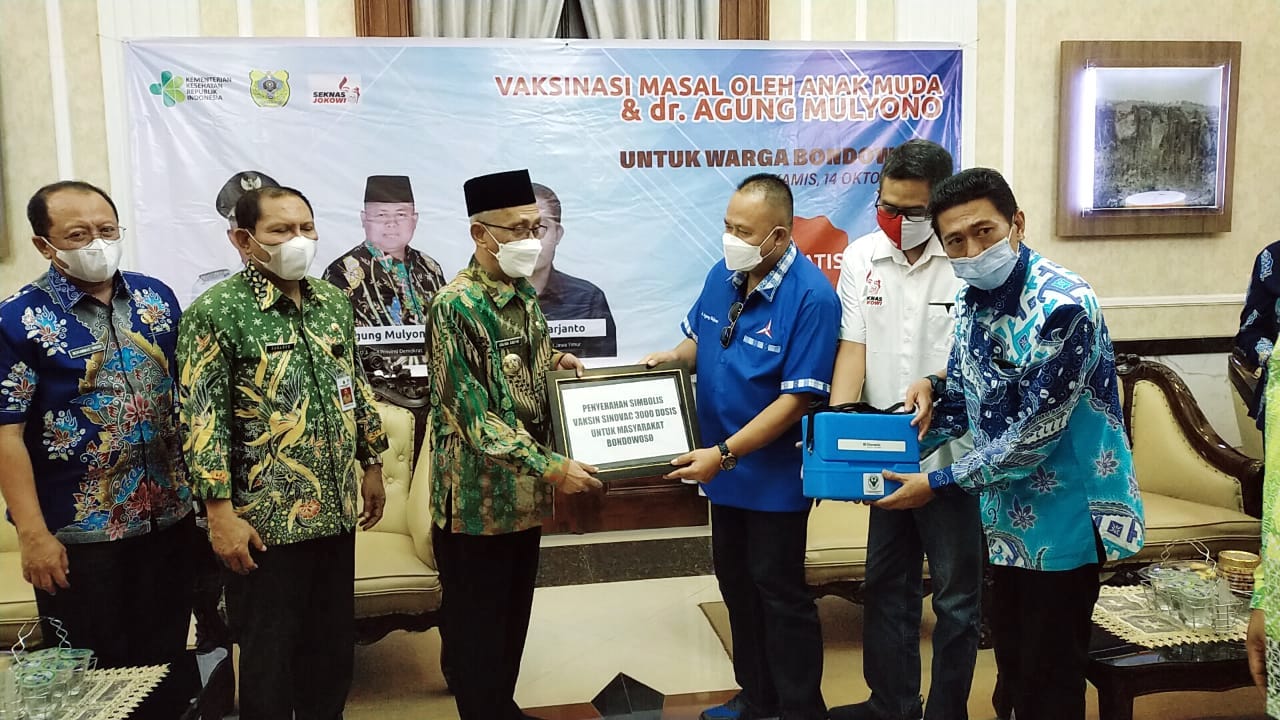 SIMBOLIS: dr Agung Mulyono ketika menyerahkan vaksin jenis Sinovac untuk Pemerintah Kabupaten Bondowoso, dan diterima langsung oleh Bupati Bondowoso KH Salwa Arifin.