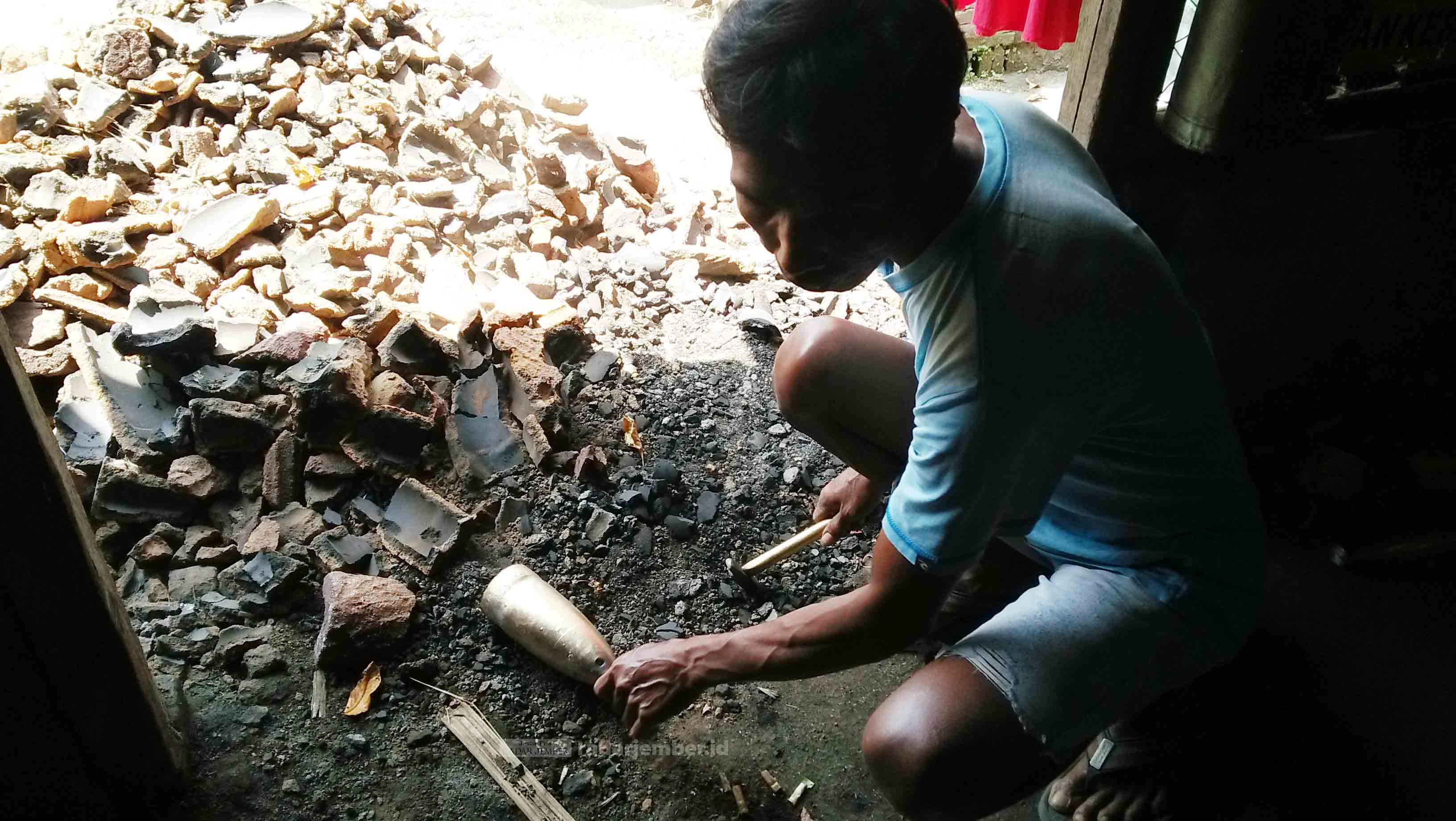 TERUS EKSIS: Salah seorang perajin kuningan ketika membuka kuningan dari cetakannya. Pengusaha kuningan di Kecamatan Tapen saat ini terus berupaya bangkit dari krisis pandemi.