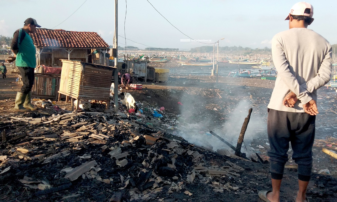 TINGGAL PUING: Bekas lapak milik Budi, 55, warga Desa Puger Kulon, Kecamatan Puger, yang ludes terbakar.