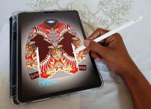 ESTETIK: Andriyanto ketika mendesain motif batik Piala Thomas. Desain tersebut didedikasikan kepada pebulu tangkis Indonesia setelah berhasil membawa Piala Thomas.