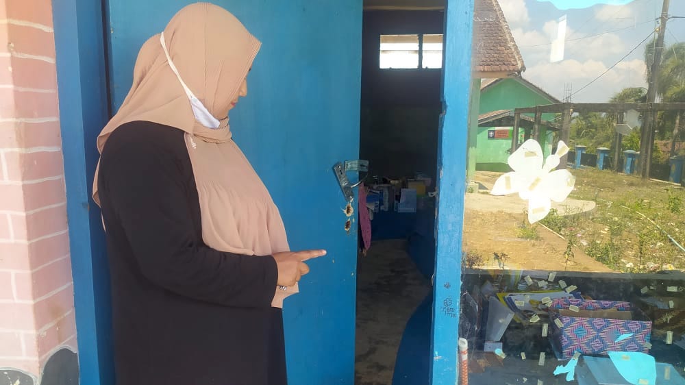 TIDAK PERNAH AMAN: Salah seorang guru PAUD KB Al Kautsar ketika menunjukan lokasi barang-barang yang sering raib dibawa pencuri.
