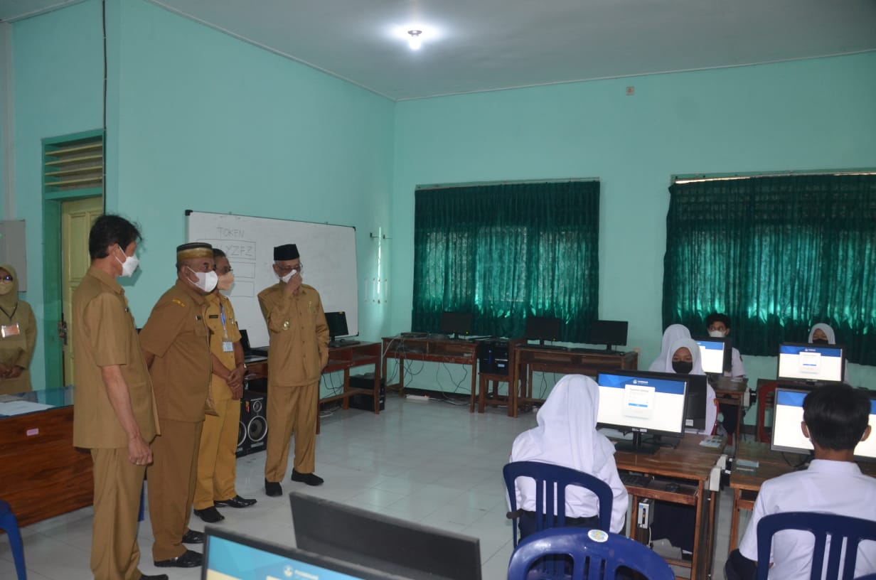 DIPANTAU LANGSUNG: Bupati Bondowoso, KH Salwa Arifin bersama sejumlah pihak lainnya ketika melihat para siswa yang sedang mengikuti ANBK.