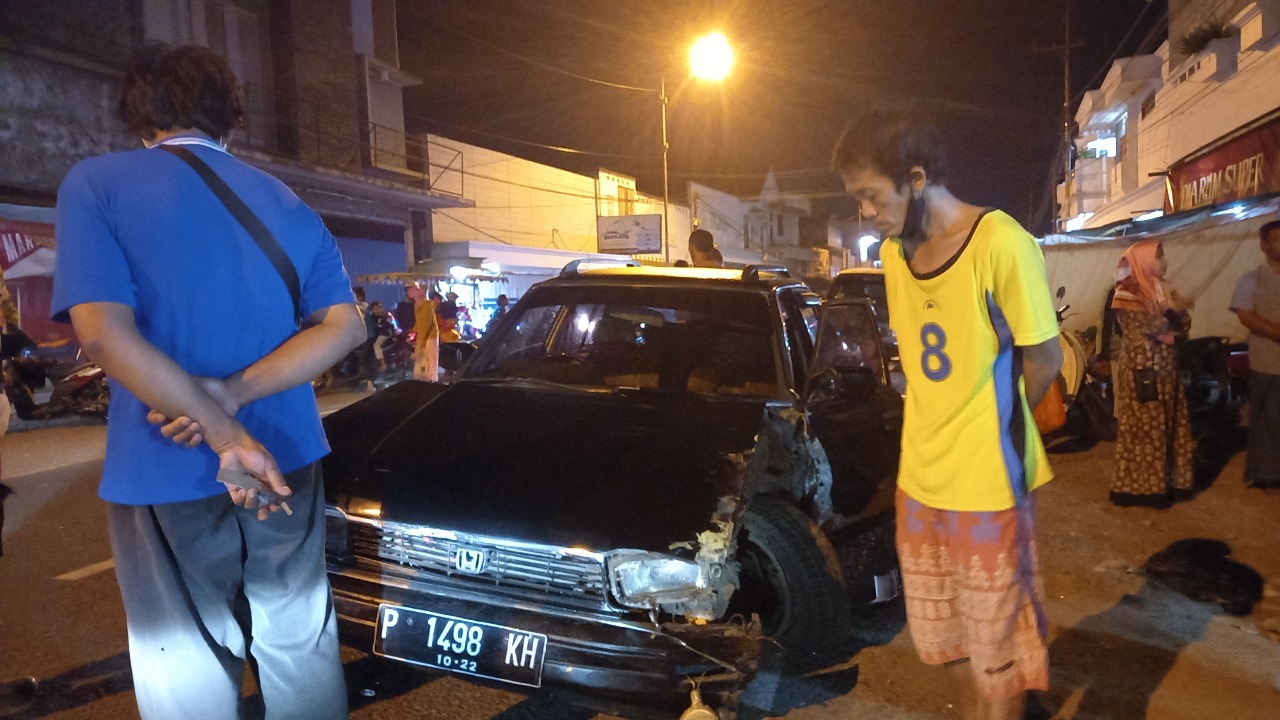 RINGSEK: Mobil milik Sunardi yang menabrak Panther milik Zaenal ini rusak parah di bagian depan.