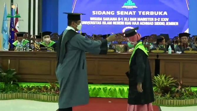 KHIDMAT: Para lulusan saat mengikuti prosesi wisuda di Aula Gedung Kuliah Terpadu (GKT) UIN KHAS Jember, Kamis (21/10).