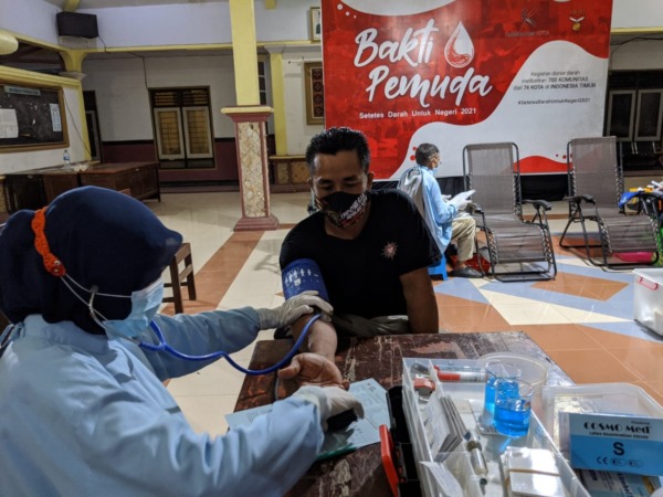 BAKTI SOSIAL: Berbagai komunitas yang tergabung dalam Kolaborasi KITA saat menyelenggarakan donor darah di Jember.