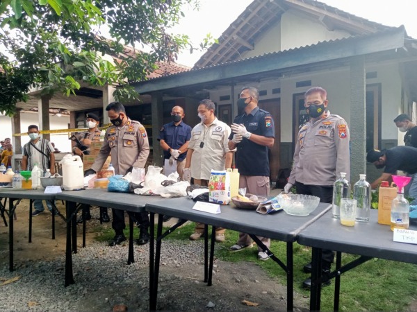 TUNJUKKAN: Kapolres Lumajang AKBP Eka Yekti Hananto Seno saat menunjukkan semua bahan kimia pembuatan narkoba jenis sabu-sabu. Seluruh bahan itu dicampur dan diolah hingga menjadi barang siap pakai.