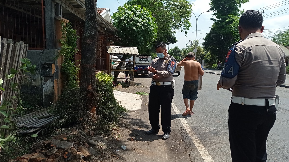 TABRAK POHON: Anggota Satlantas Polres Lumajang melakukan olah tempat kejadian perkara di lokasi kecelakaan barat Masjid Darussalam, Selokbesuki, kemarin.