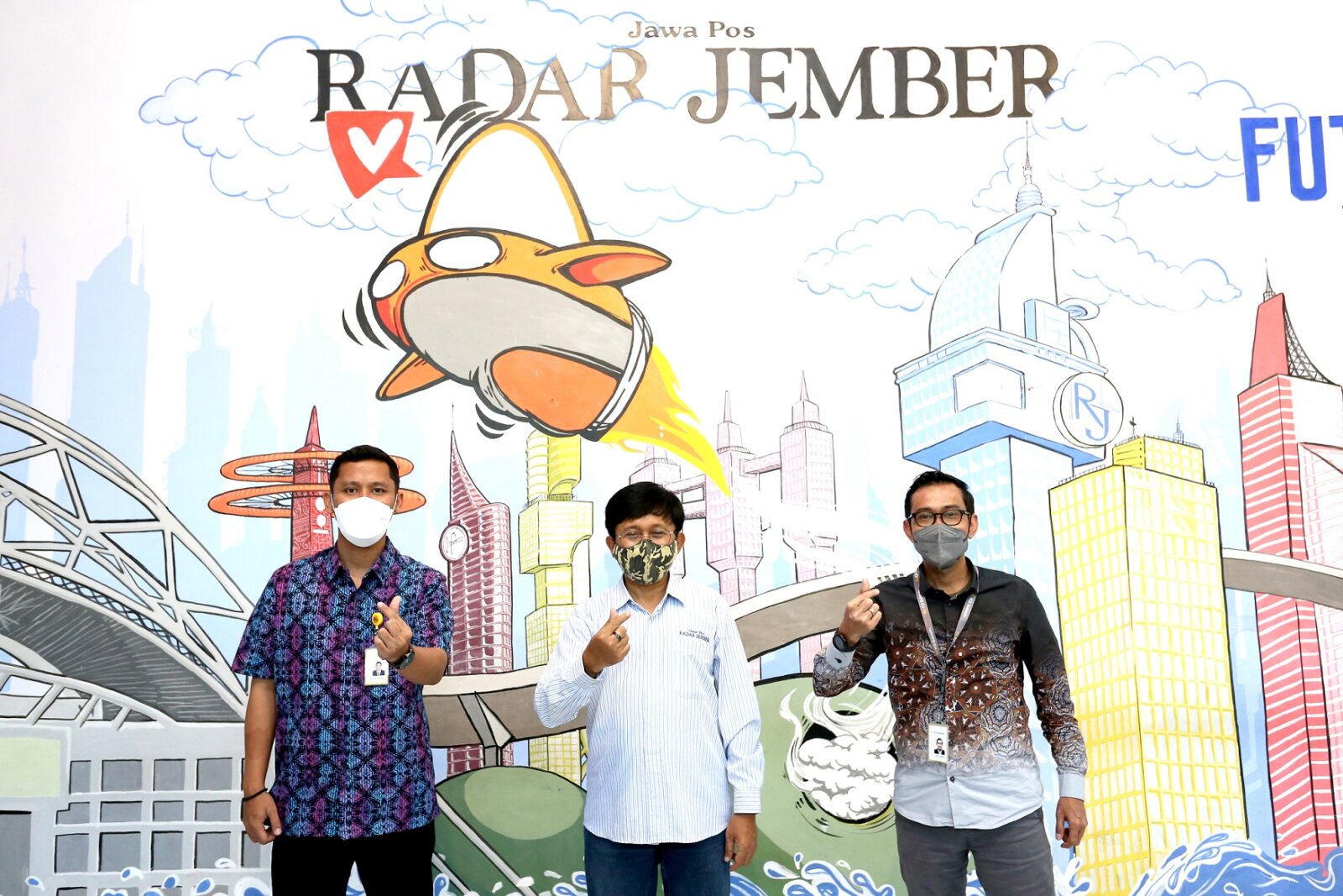 KUNJUNGAN REDAKSI: Dari kiri, Branch Manager KB Bukopin Cabang Jember Insan Dwi Jaya Putra, Direktur Jawa Pos Radar Jember Abdul Choliq Baya, dan Branch Operation Edi Puspawan saat berkunjung ke kantor Jawa Pos Radar Jember, kemarin (12/10).