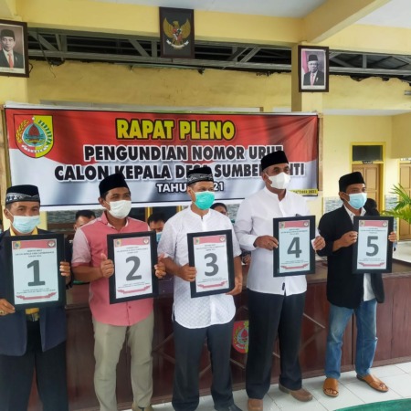 START LAGI: Lima cakades menunjukkan nomor urutnya seusai diundi di Balai Desa Sumberdanti, Kecamatan Sukowono, kemarin (18/10).