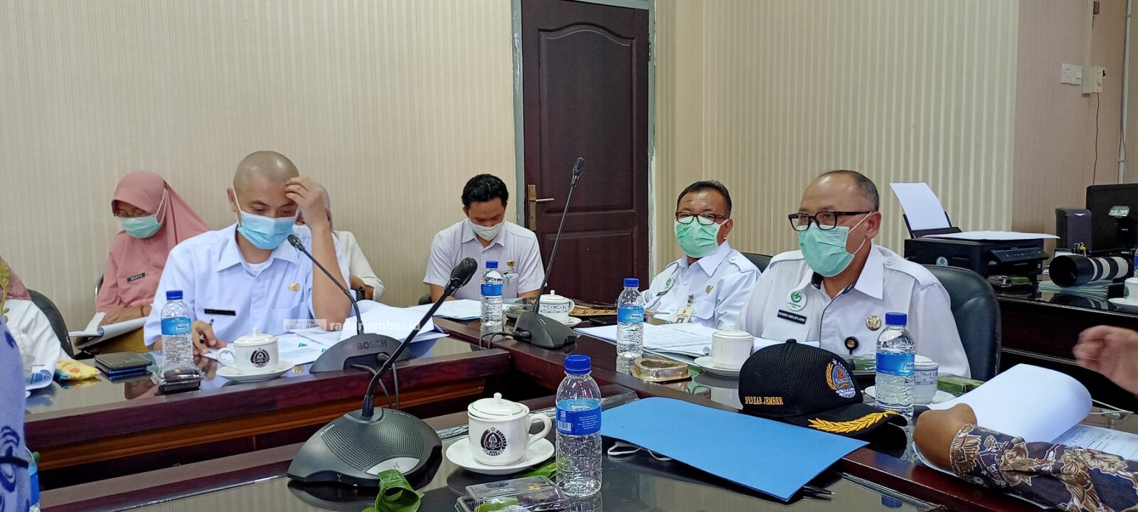 HEARING: Sejumlah petinggi rumah sakit milik Pemkab Jember saat menghadiri rapat Perubahan APBD di Ruang Komisi D DPRD Jember, kemarin.