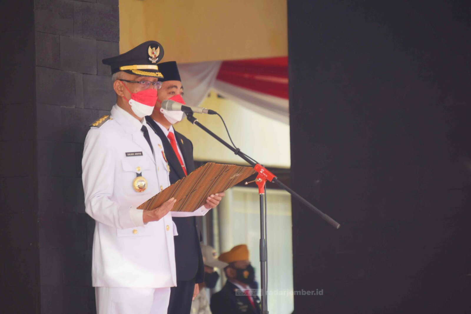 ADA PERBUPNYA: Pakaian atribut lengkap bupati ketika mengikuti upacara kemerdekaan. Polemik anggaran pakaian dinas Bupati dan Wakil Bupati Bondowoso yang mencapai Rp 200 juta rupanya berdasar hukum, yakni Peraturan Bupati (Perbup) 2019 silam.