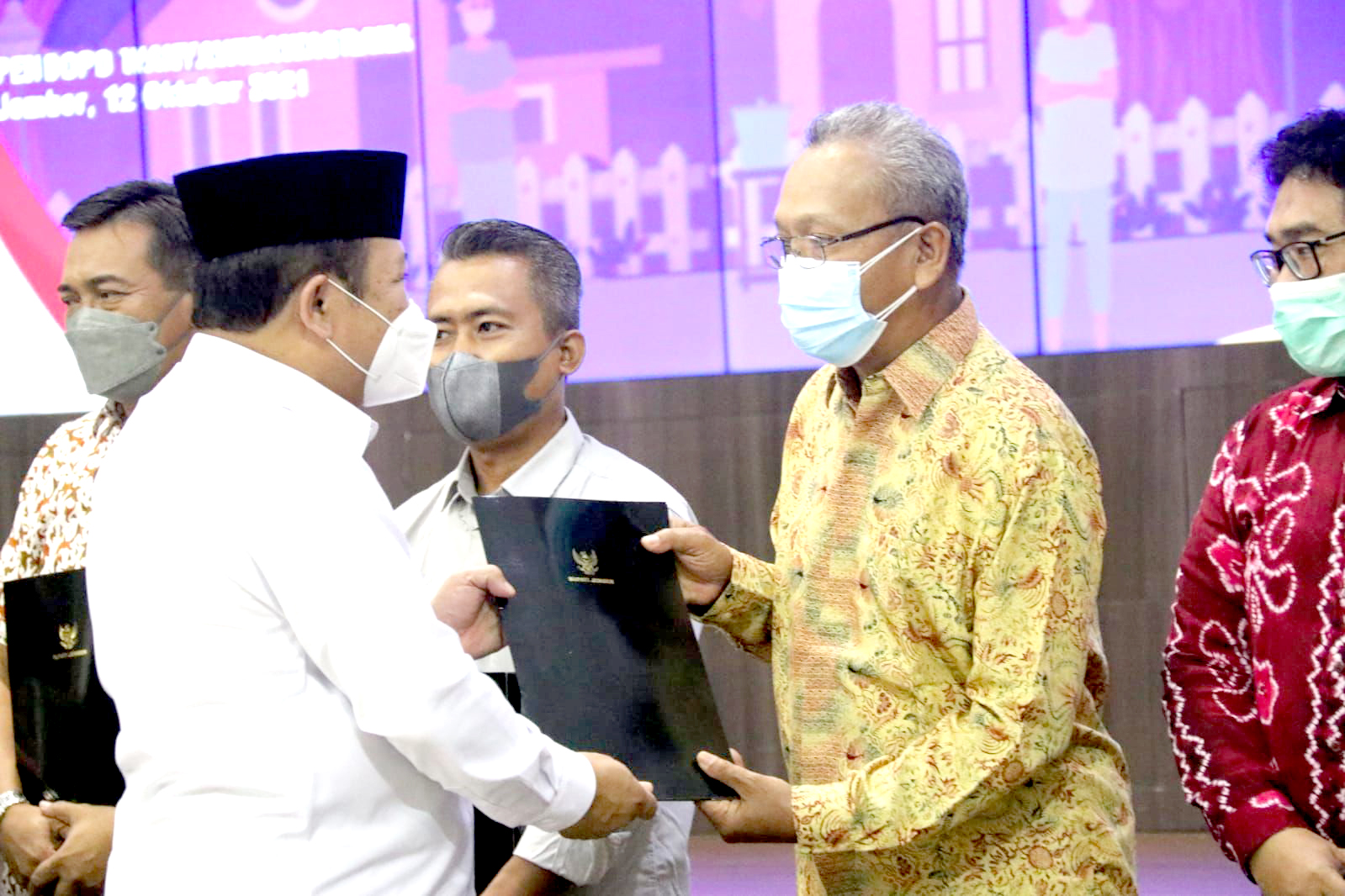 APRESIATOR: Bupati Jember Hendy Siswanto saat memberikan penghargaan kepada belasan Relawan Kampung Merdeka Covid-19 di Pendopo Wahyawibawagraha, Selasa (12/10) malam lalu.