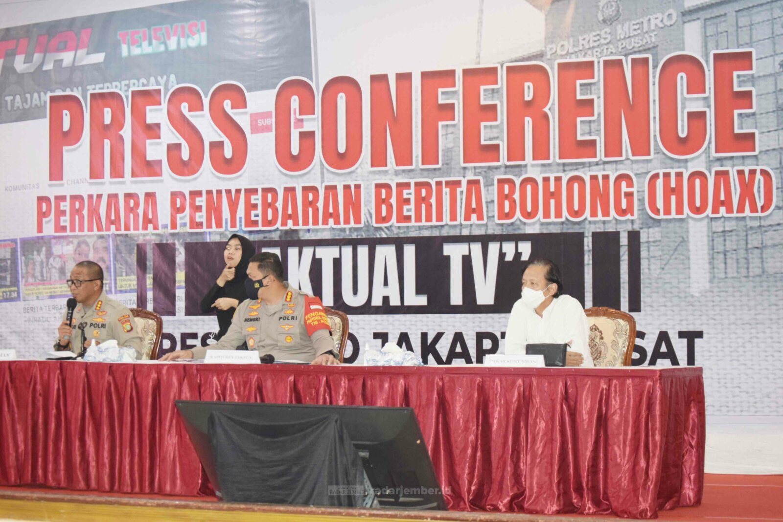 LANGSUNG GELAR KONFERENSI PERS: Polda Metro Jaya mengadakan konferensi pers terkait penyebaran video hoax di akun YouTube yang dibuat oleh direktur utama media televisi lokal Bondowoso. Ada tiga tersangka asal Bondowoso yang menjadi otak video bernuansa s