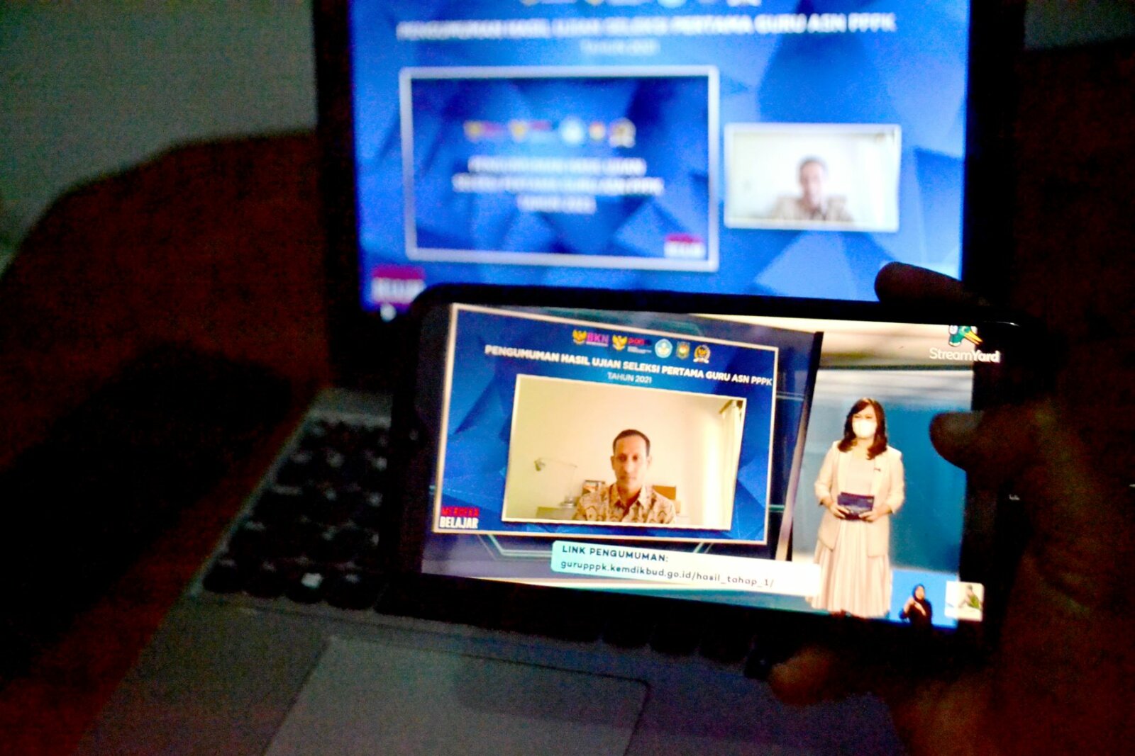 SAMPAIKAN PENGUMUMAN: Menteri Pendidikan, Kebudayaan, Riset, dan Teknologi Nadiem Makarim memberikan sambutan pada pembukaan pengumuman lolos tidaknya seleksi PPPK melalui kanal YouTube. (DELFI NIHAYA/RADAR JEMBER )