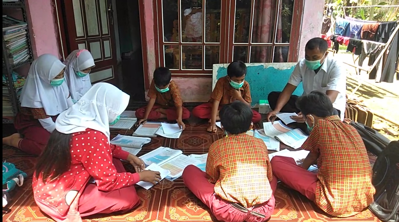 TEMPAT DARURAT: Siswa SDN Jamintoro 03 Kecamatan Sumberbaru, mengikuti proses pembelajaran di teras dan garasi milik warga.