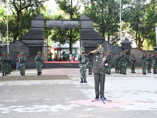 KENANG PERJUANGAN PAHLAWAN: Komandan Kodim 0822 Bondowoso Letkol (Kav) Widi Widayat pimpin langsung acara ziarah ke Taman Makam Pahlawan (TMP) sebagai bentuk peringatan HUT ke-76 TNI, tahun ini.