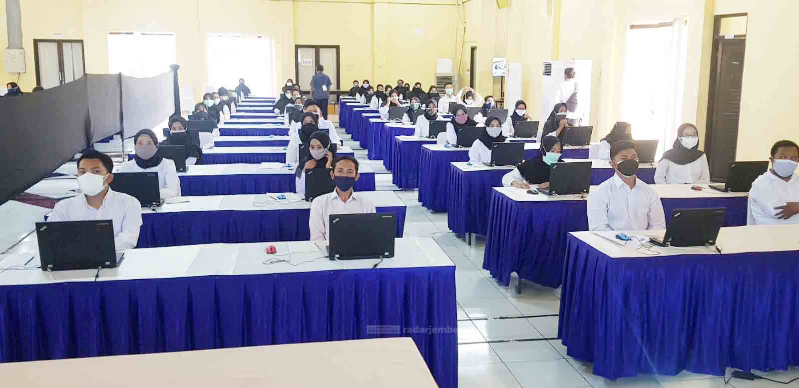 SERIUS: Sejumlah peserta sebelum mengikuti Seleksi Kompetensi Dasar (SKD) di BLK Kabupaten Bondowoso. Pelaksanaan tes dibagi per sesi sehingga tidak menimbulkan kerumunan.
