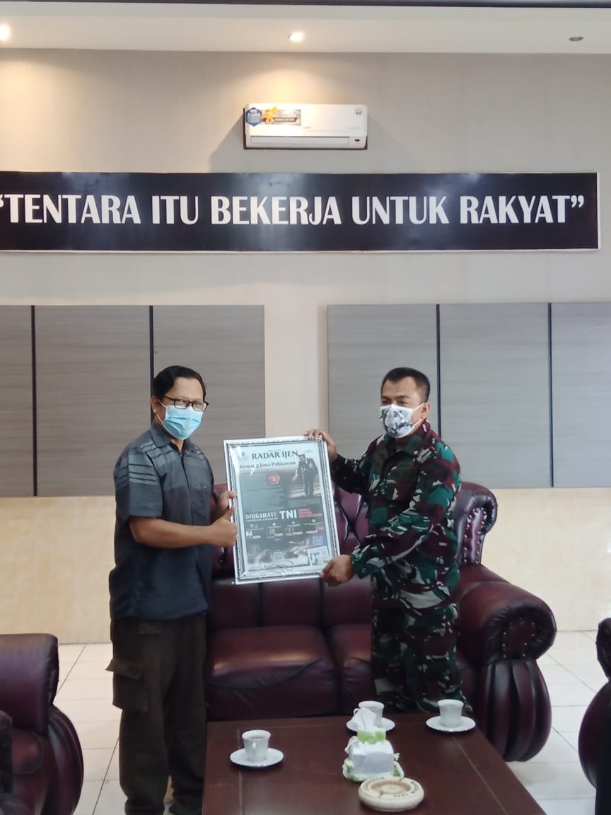 DIRGAHAYU TNI: Manajer Jawa Pos Radar Ijen Didik Supriyanto menyerahkan cinderamata kepada Dandim 0822 Bondowoso Letkol Kav Widi Widayat ST.