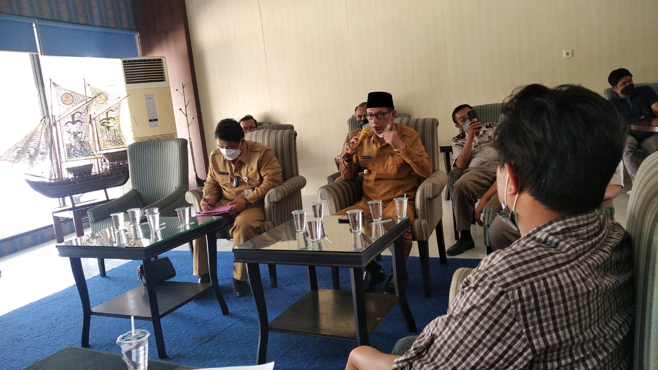 PROSES AUDIENSI: Wakil Bupati Jember MB Firjaun Barlaman menghadiri audiensi mahasiswa GMNI dan masyarakat Paseban.