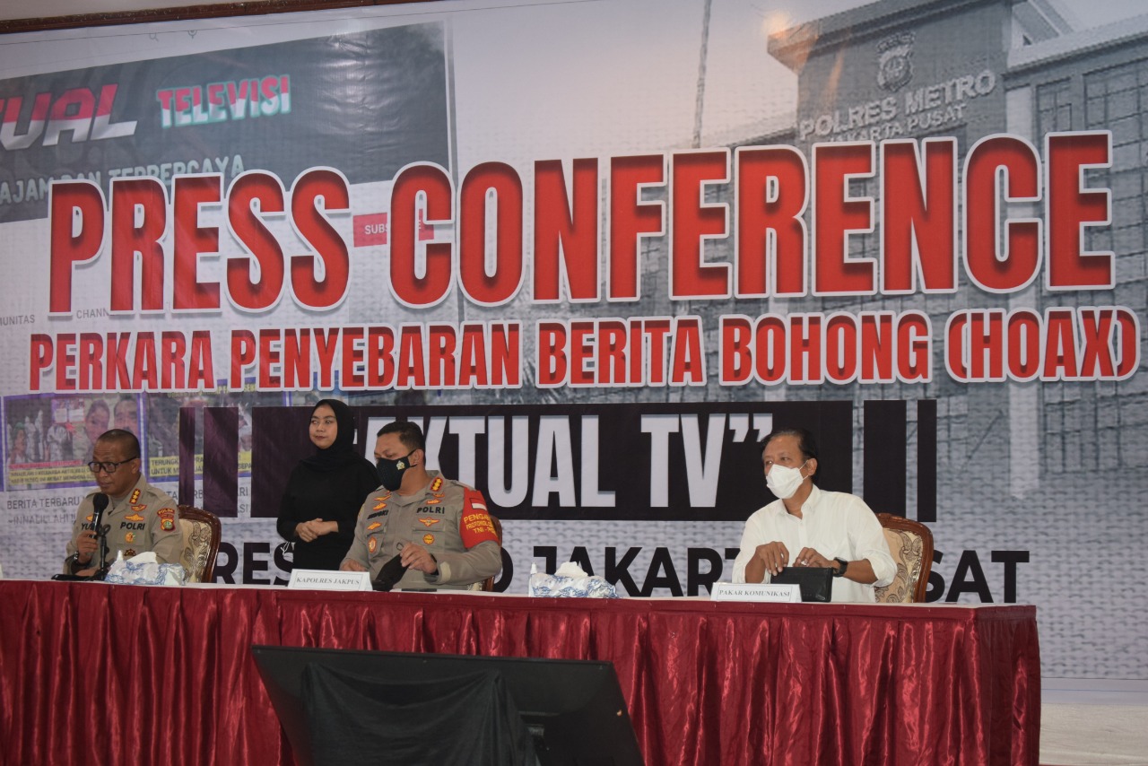 BEBERKAN PERKARA: Polda Metro Jaya mengadakan konferensi pers, Jumat (15/10) siang, mengenai perkara penyebaran berita bohong dengan tersangka asal Bondowoso.