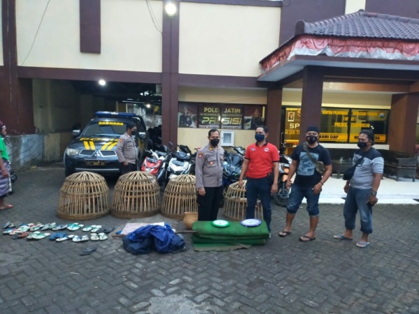 HASIL PENGGEREBEKAN: Sejumlah barang bukti dari arena judi sabung ayam yang disita Polsek Tempurejo. Selain beberapa ayam jago, juga ada belasan motor.