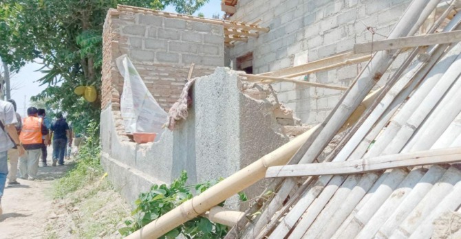 RUSAK PARAH: Salah satu dapur milik warga di Desa Kalitapen, Kecamatan Tapen, Bondowoso, rusak parah setelah diterjang puting beliung.