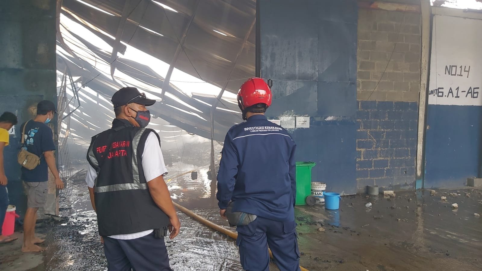 KEBAKARAN: Gudang ekspedisi milik Shopee terbakar, Rabu (6/10). (Foto: Dok JPNN)
