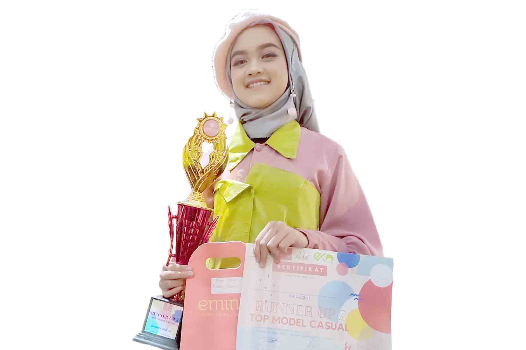 BERBAKAT: Baifah Hafizah Alaina, salah satu siswi SMP Nuris, setelah tampil dalam ajang Top Model Casual di Jember Town Square, Sabtu (25/9).