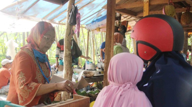BELANJA DAN BERLIBUR: Sejumlah pengunjung ketika berbelanja dan menikmati suasana Pasar Minggu di Dusun Pasinan, Desa Karangbendo, yang baru-baru ini dirintis kelompok warga setempat. Pasar yang berada di jalan tegalan ini mulai menumbuhkan geliat ekonomi