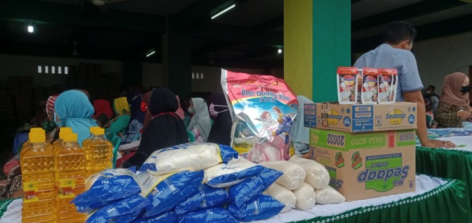 STIMULUS: Ratusan pemilik toko kelontong ketika menunggu giliran untuk mendapatkan bantuan. Mereka mendapatkan bantuan yang harus dijual kembali, tapi tidak boleh dikonsumsi pribadi.