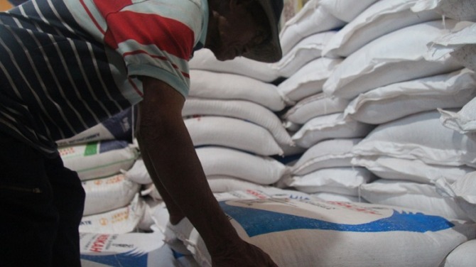 BELI: Salah satu petani di Desa Karangbendo Kecamatan Tekung saat membeli salah satu pupuk jenis ZA di kios pupuk setempat. Kebanyakan, kios lainnya salah mengartikan RDKK sebagai pesanan bukan perencanaan