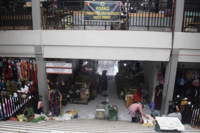 JADI SUMBER PAD : Suasana Pasar Induk Bondowoso, kemarin (16/11). Nantinya, retribusi pasar bakal mengalami kenaikan.