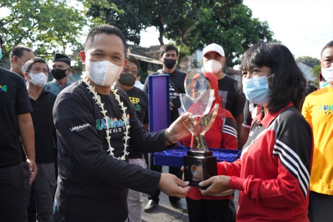 NASIONAL: Bupati Lumajang Thoriqul Haq menyerahkan trofi penghargaan Proklim Utama Nasional ke Kampung Lempeni RW 02 Kelurahan Ditotrunan, kemarin.