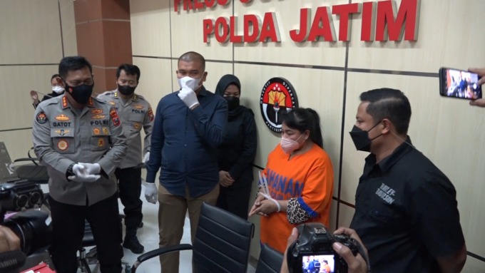 HUMAN TRAFFICKING: Embok Ambar salah satu mucikari eks lokalisasi dolog saat diamankan di Mapolda Jatim. Perempuan berusia 41 tahun ini tersangkut dugaan kasus penjualan anak di bawah umur untuk dijadikan pekerja seks komersial (PSK).