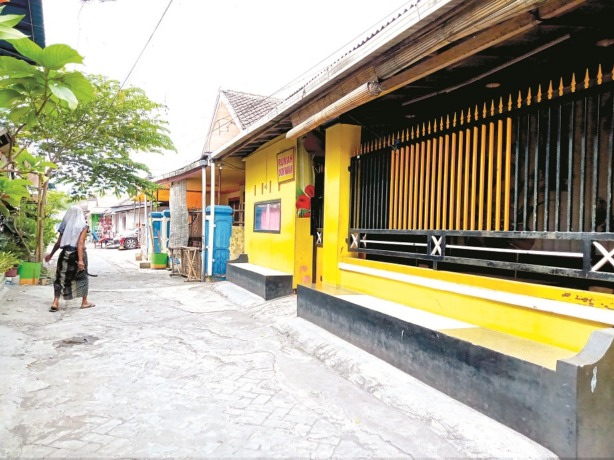 MENUNGGU: Salah satu PSK yang masih bekerja di eks lokalisasi Dolog. Perempuan asal luar kota ini selalu menunggu tamu di depan mes.
