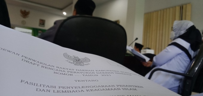 MULAI DIBAHAS: Proses rapat dengar pendapat dari sejumlah organisasi kemasyarakatan untuk mendapatkan usulan dan pertimbangan dari adanya Raperda Fasilitasi Pesantren.