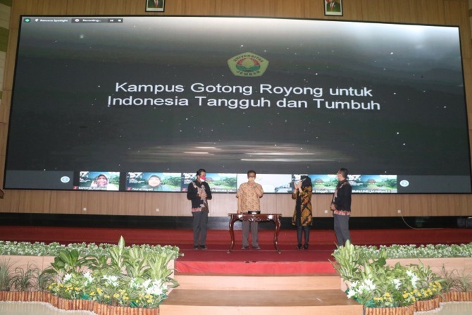 LAUNCHING: Rektor Universitas Jember Iwan Taruna bersama jajarannya saat launching tema Dies Natalis Universitas Jember ke-57 beberapa waktu lalu.