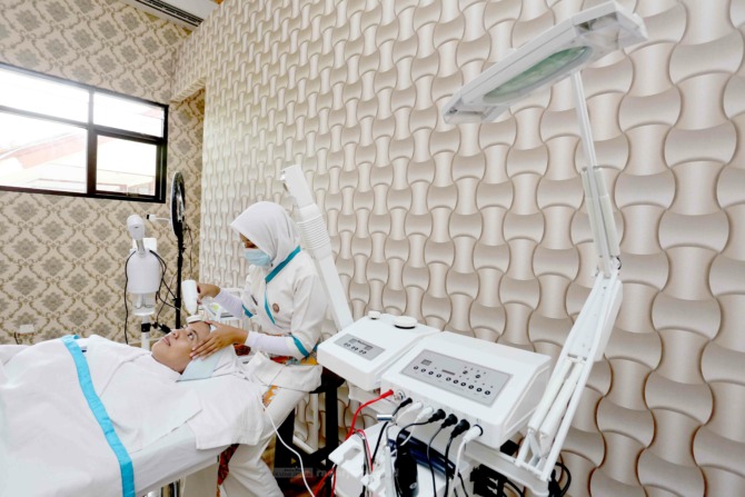 PERAWATAN WAJAH: Siswa SMKN 7 Jember yang telah bekerja secara profesional mengaplikasikan ilmunya untuk perawatan wajah.