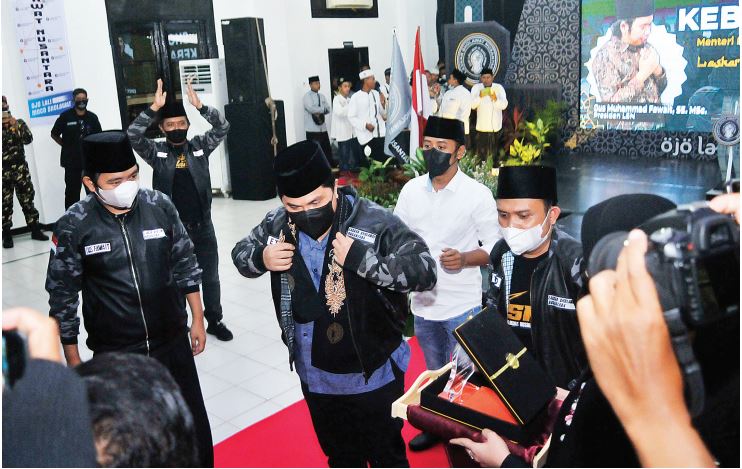 SIMBOLIS: Penyematan jaket kebesaran Laskar Sholawat Nusantara (LSN) sebagai anggota kehormatan kepada Menteri BUMN RI Erick Thohir oleh Presiden LSN Gus Muhammad Fawait di Aula PTPN XII Jember, Sabtu (20/11) lalu.