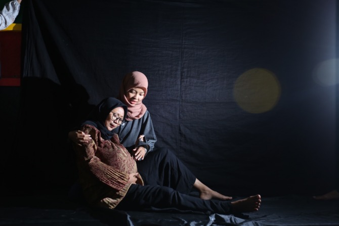 EKSPRESIF: Dua mahasiswa ketika memerankan tokoh dalam latihan pementasan teater. Latihan itu digelar oleh Teater Tiang FKIP Unej, Kamis (11/11).