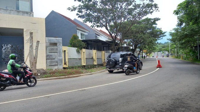BELUM ADA SOLUSI: Salah satu area jalan di kawasan Perumahan Bernady Land, Kelurahan Slawu, Kecamatan Patrang. Warga perumahan ini mengeluhkan tersendatnya pasokan air bersih yang terjadi selama tiga tahun belakangan.